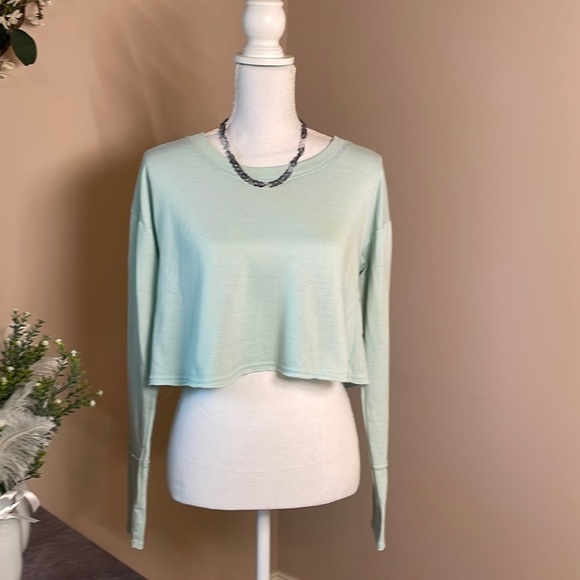 Light blue cropped sweatshirt, or sleep shirt. - Picture 1 of 5